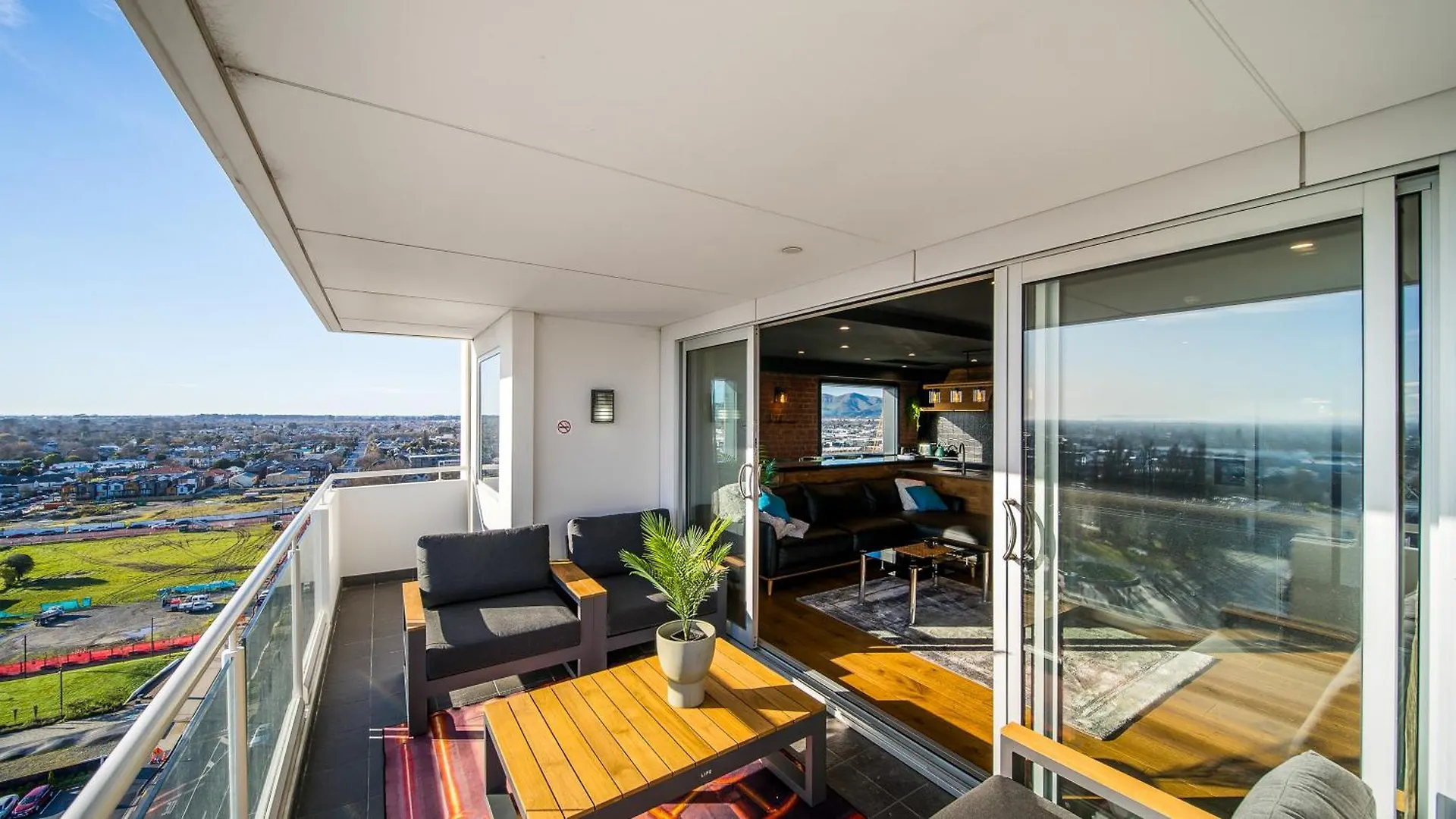 Cbd Loft Style Apartment With Free Valet Parking Christchurch