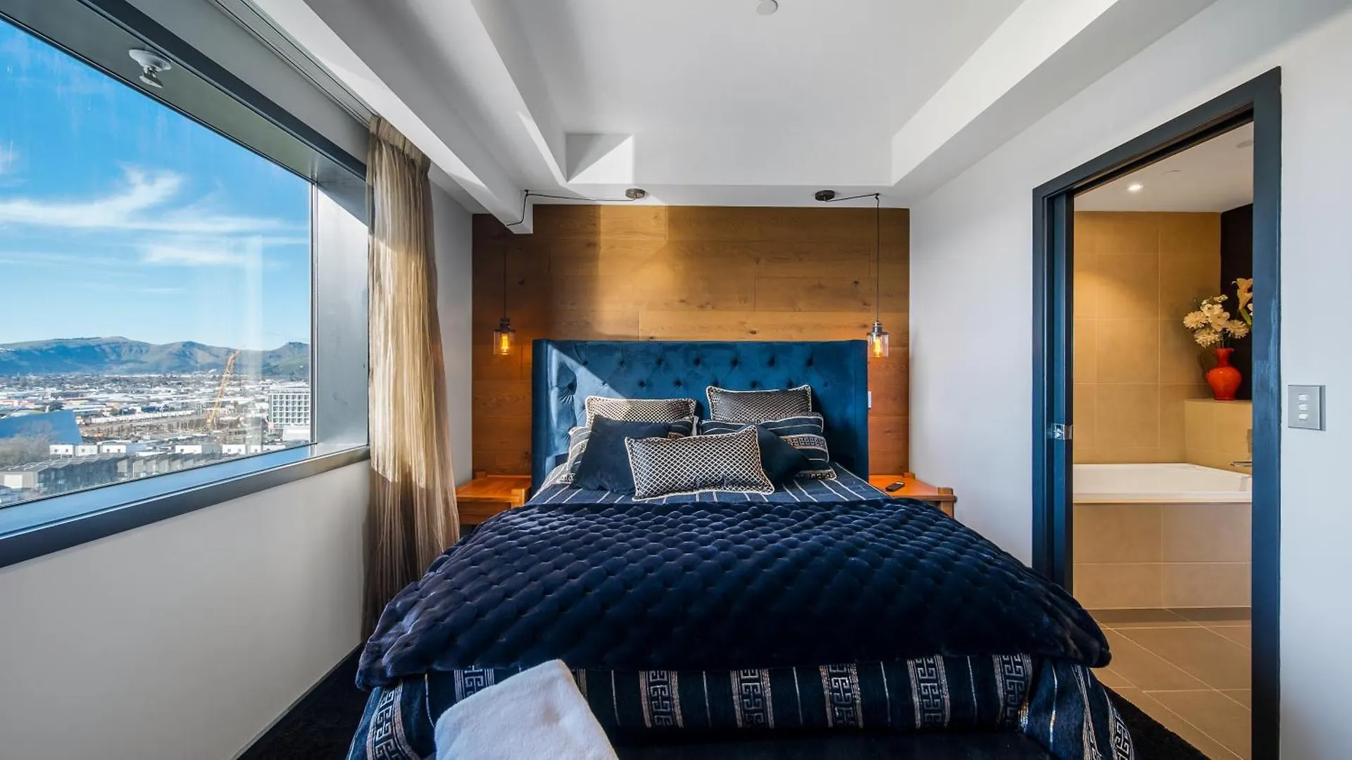 Cbd Loft Style Apartment With Free Valet Parking Christchurch